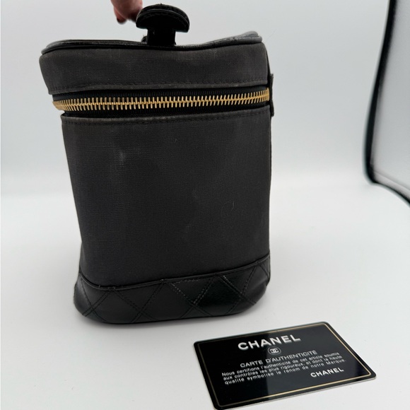 CHANEL Black Cosmetic Case with Gold Zipper - Picture 4 of 12